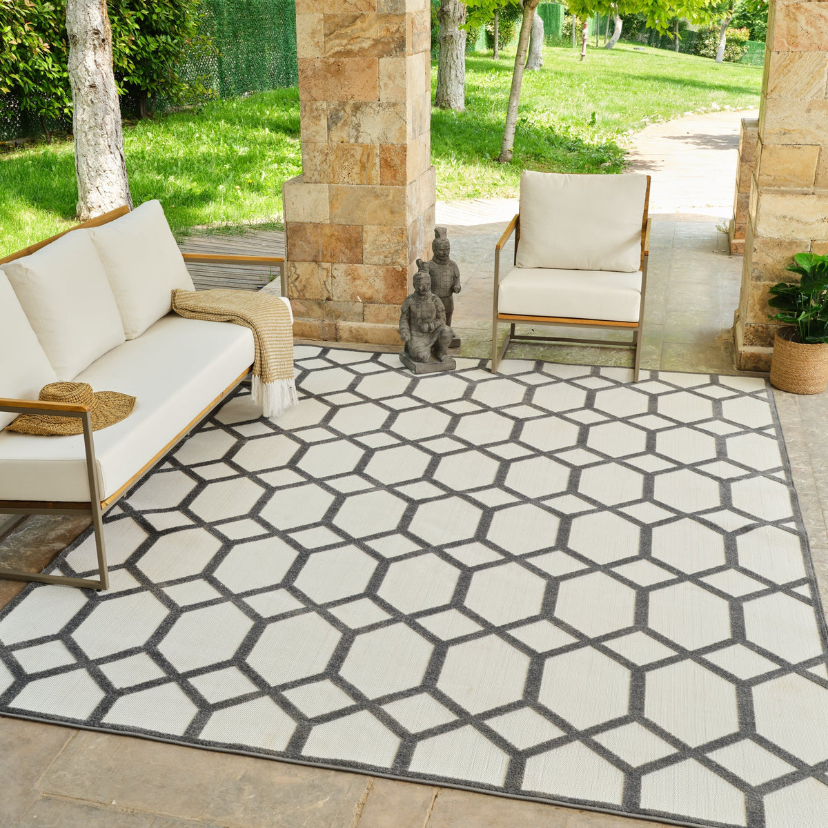 Fade Resistant Outdoor Rugs: How to Pick Colors That Last