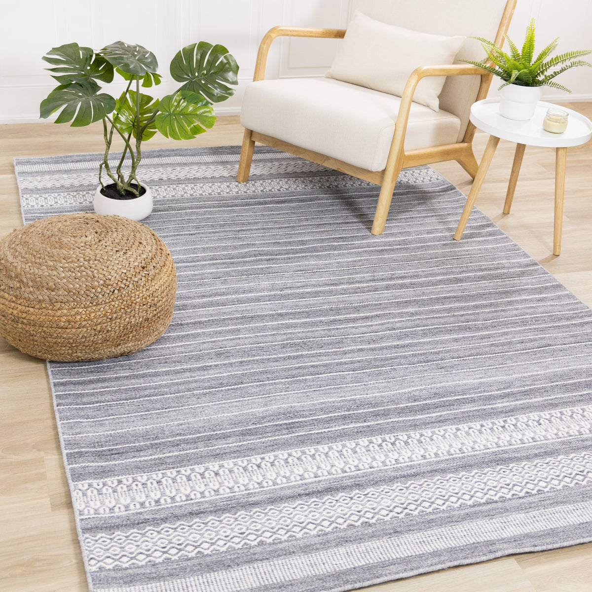 Tapis gris à rayures contemporaines