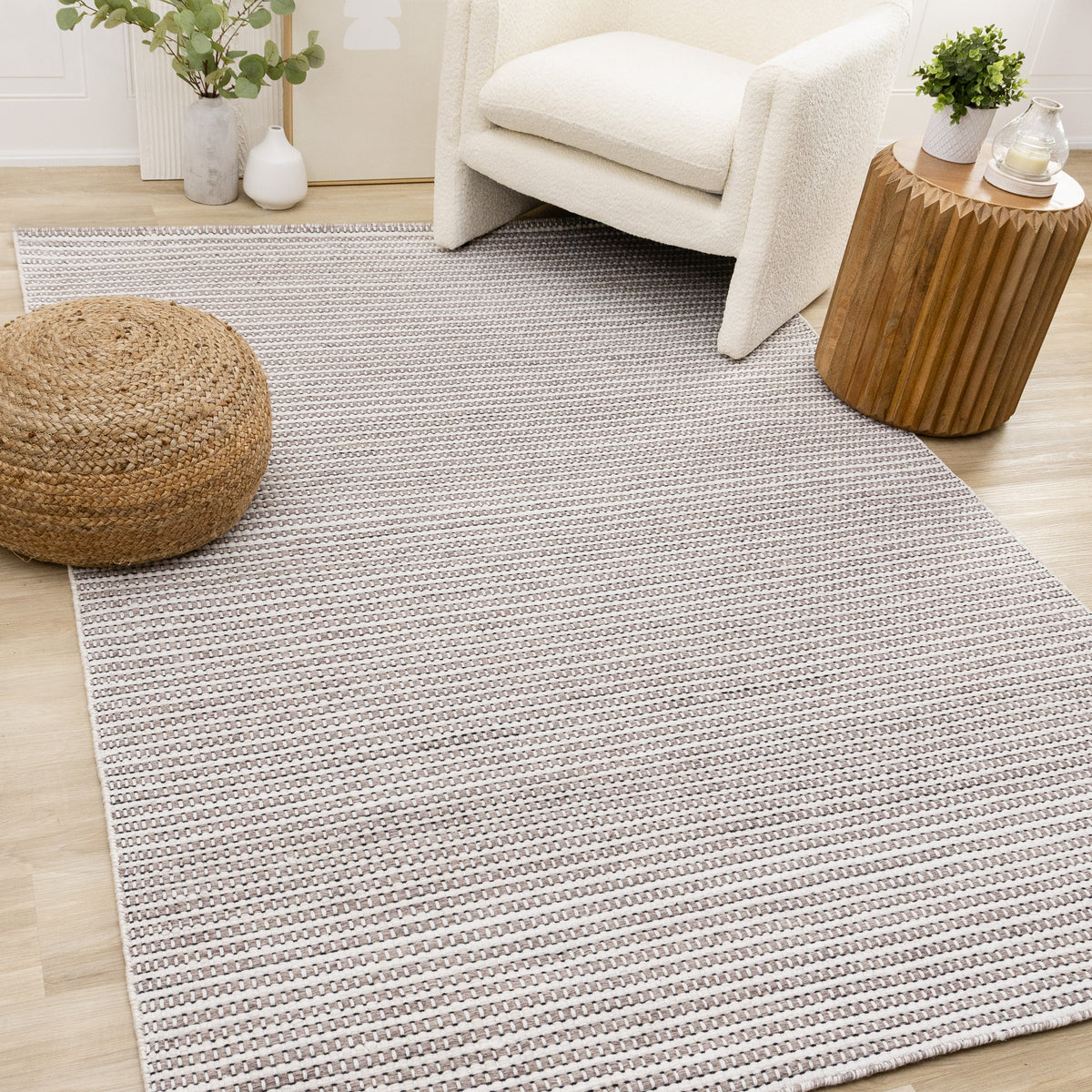 Tapis blanc à rayures contemporaines