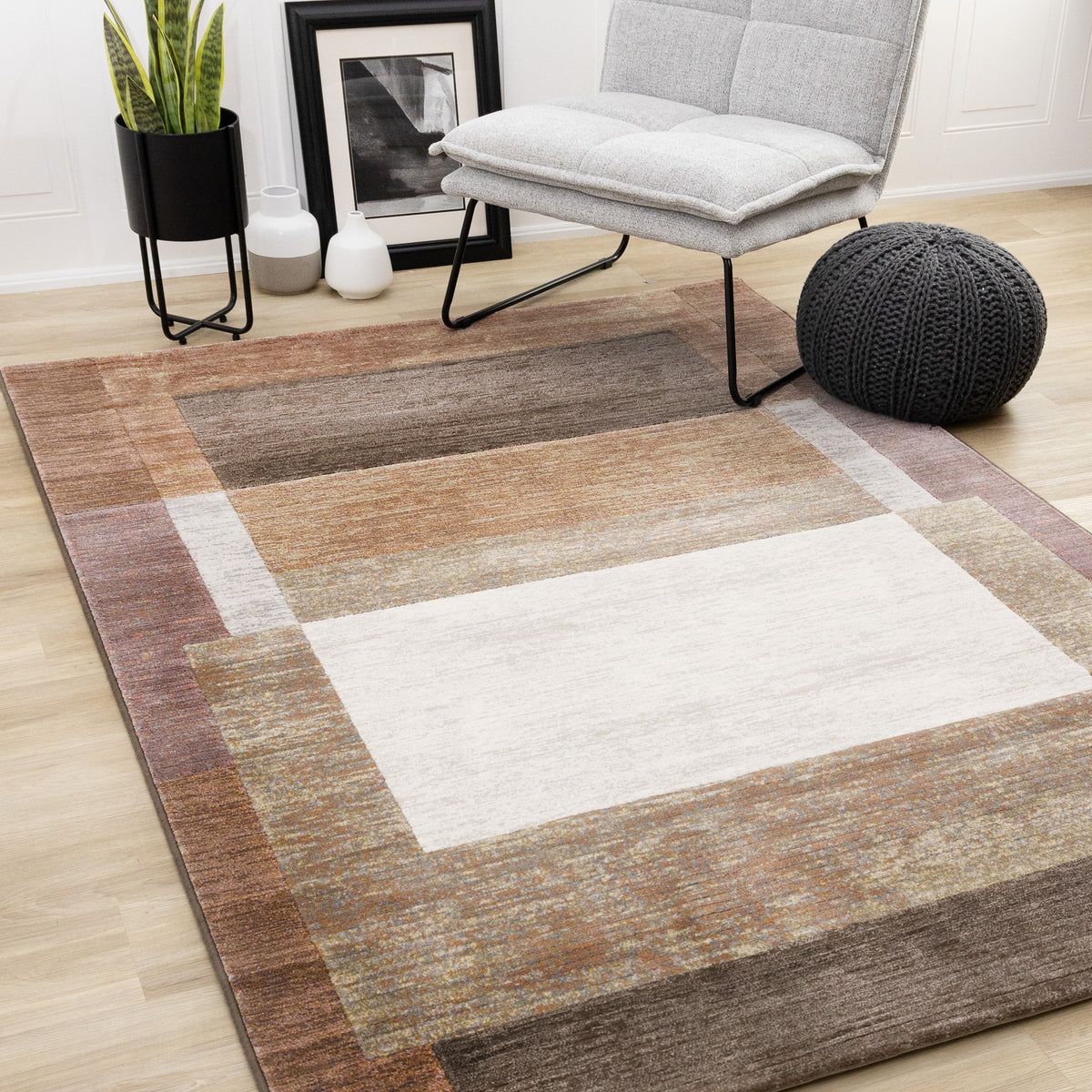 Tapis contemporain à bordure orange vieilli