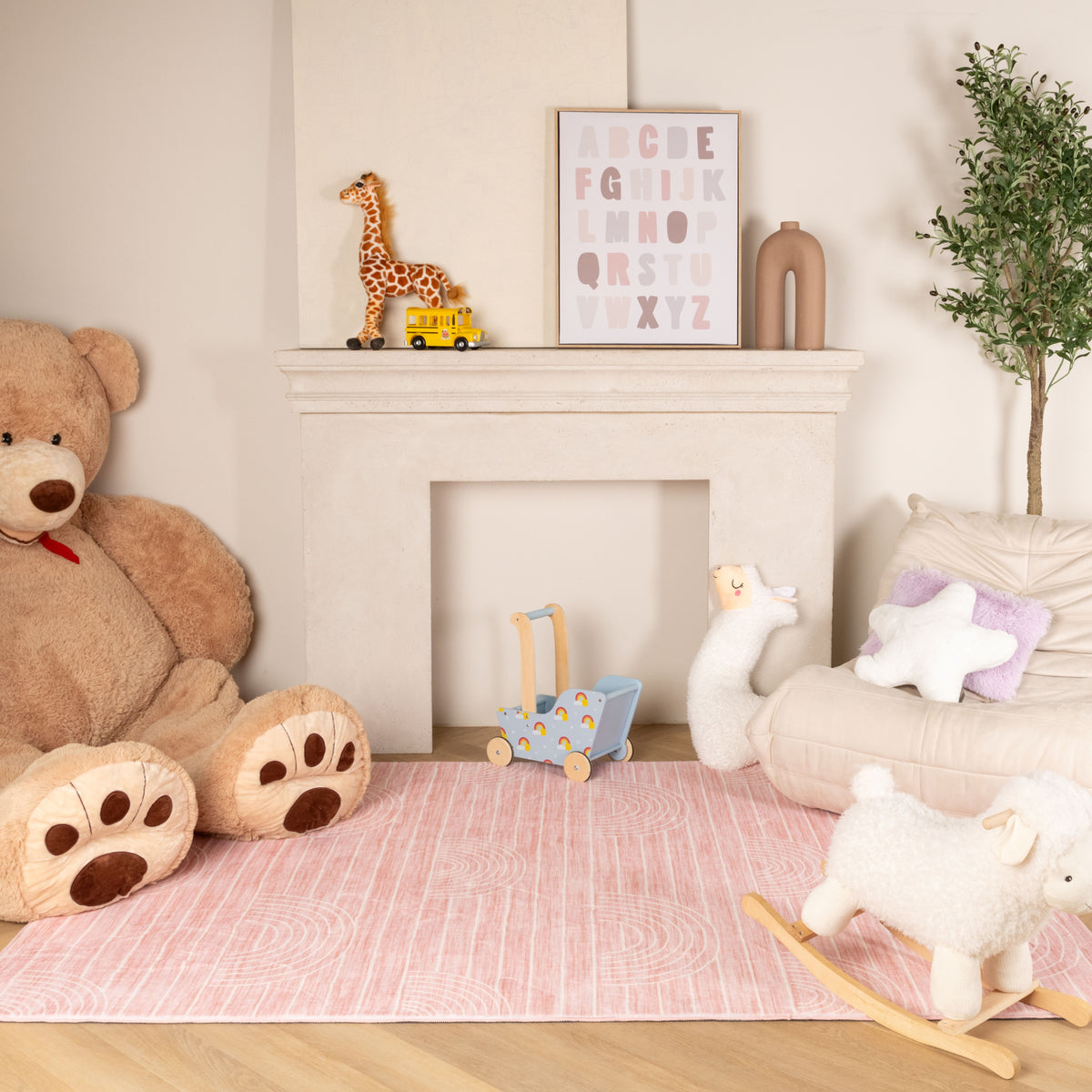 Alfombra infantil Luma Pink Cream con estampado arcoíris