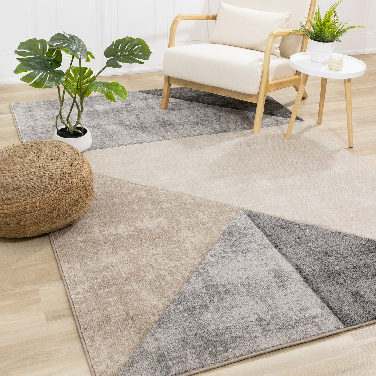 Tapis moderne gris à motifs géométriques vieillis