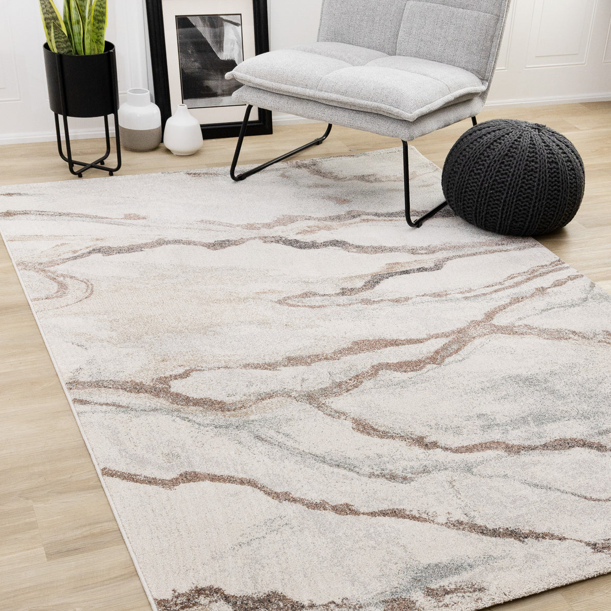 Tapis blanc contemporain vieilli