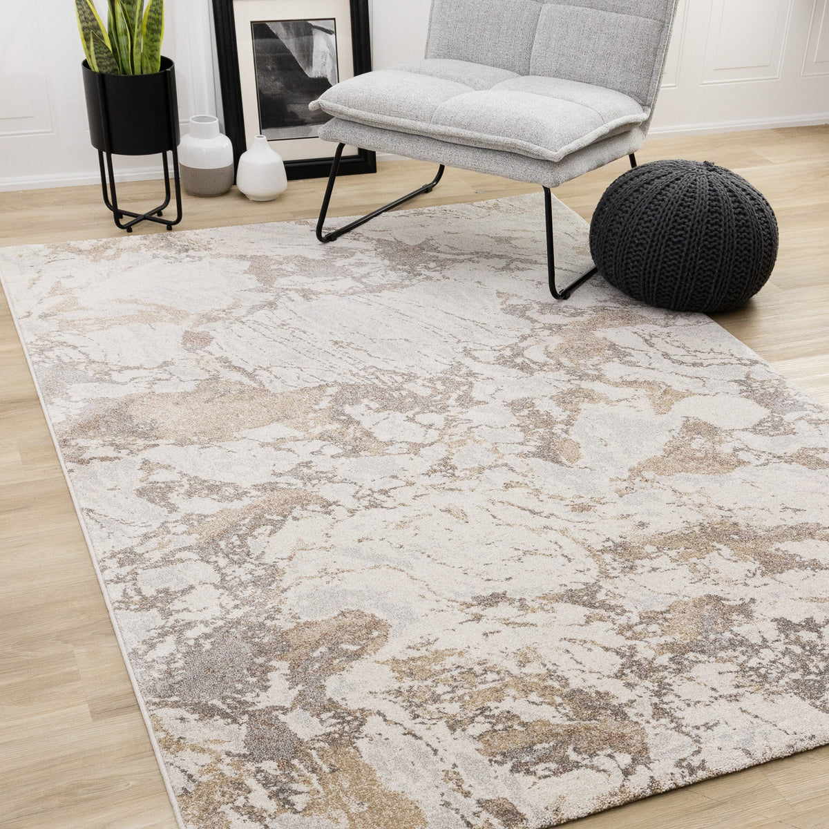 Tapis blanc contemporain vieilli