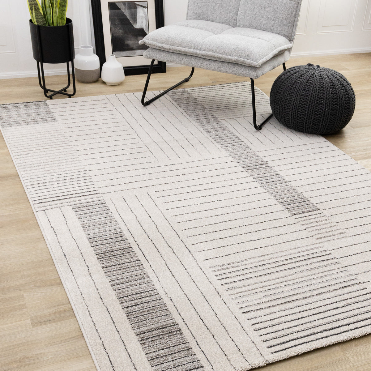 Tapis blanc à rayures contemporaines