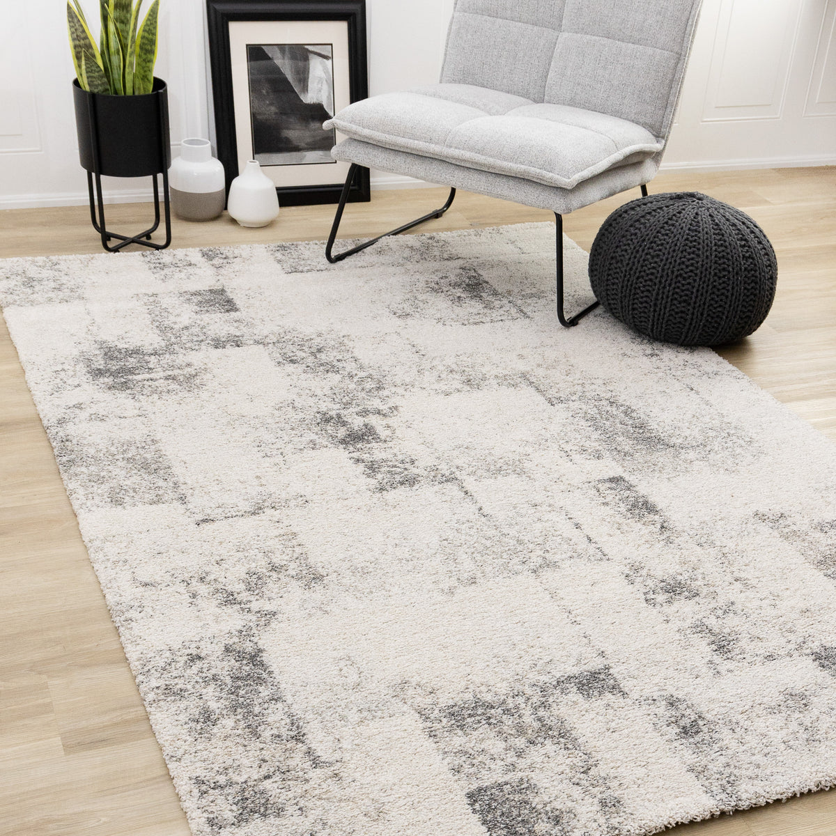 Tapis blanc contemporain vieilli