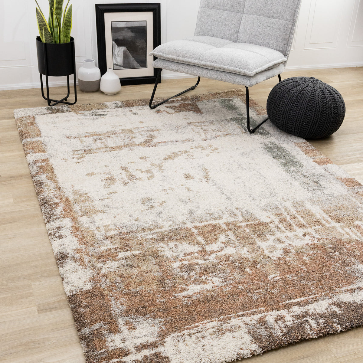 Tapis blanc contemporain vieilli
