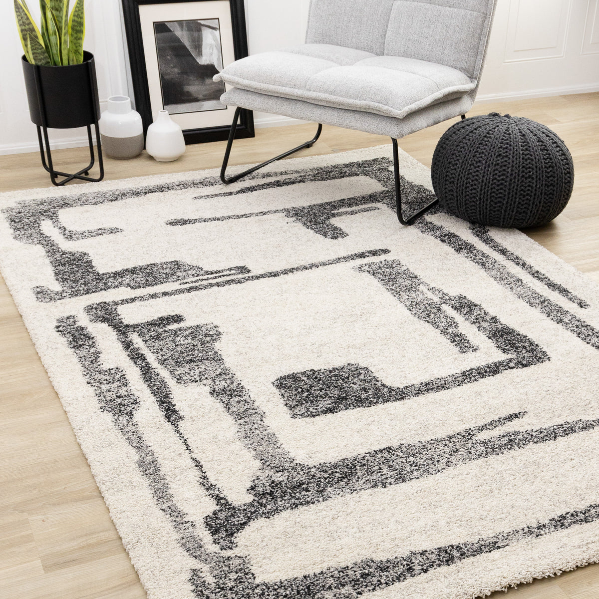 Tapis blanc contemporain vieilli