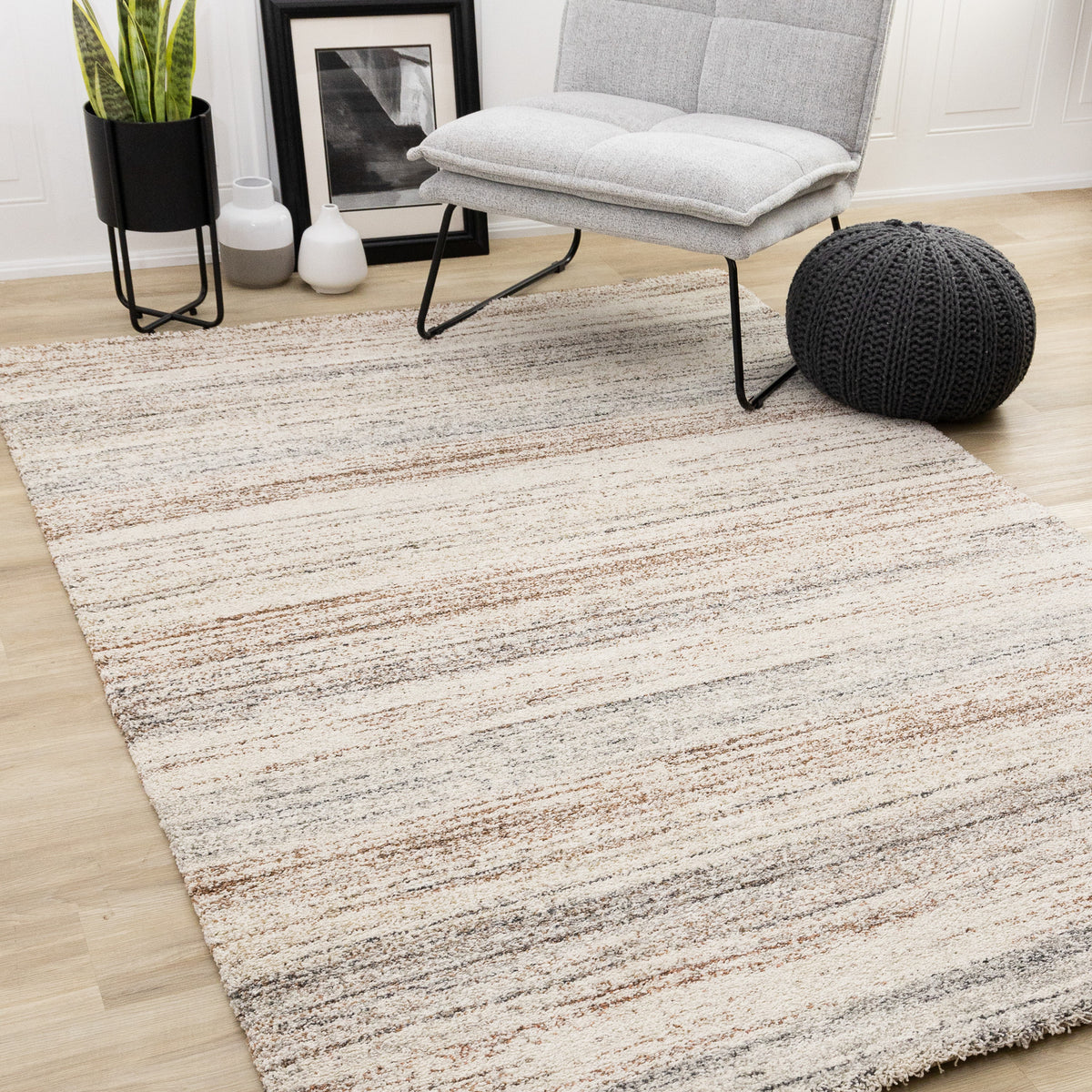 Tapis blanc contemporain à l'aspect vieilli