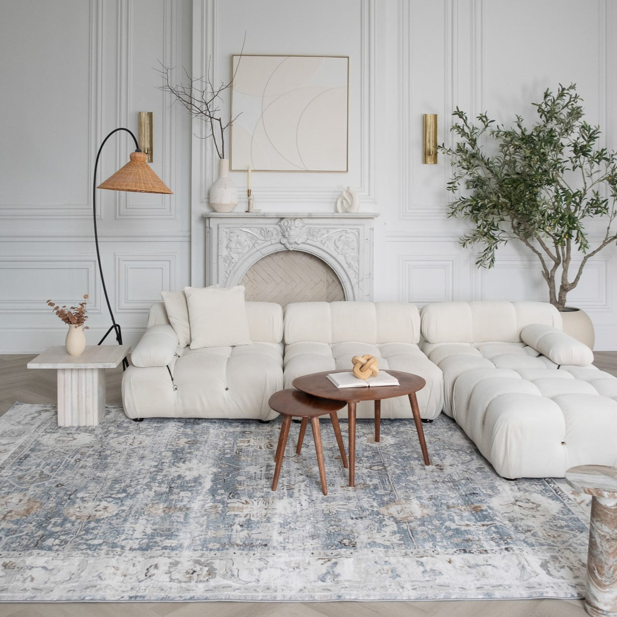 Wiam Distressed Medallion Traditional Blue and Ivory Indoor Rug