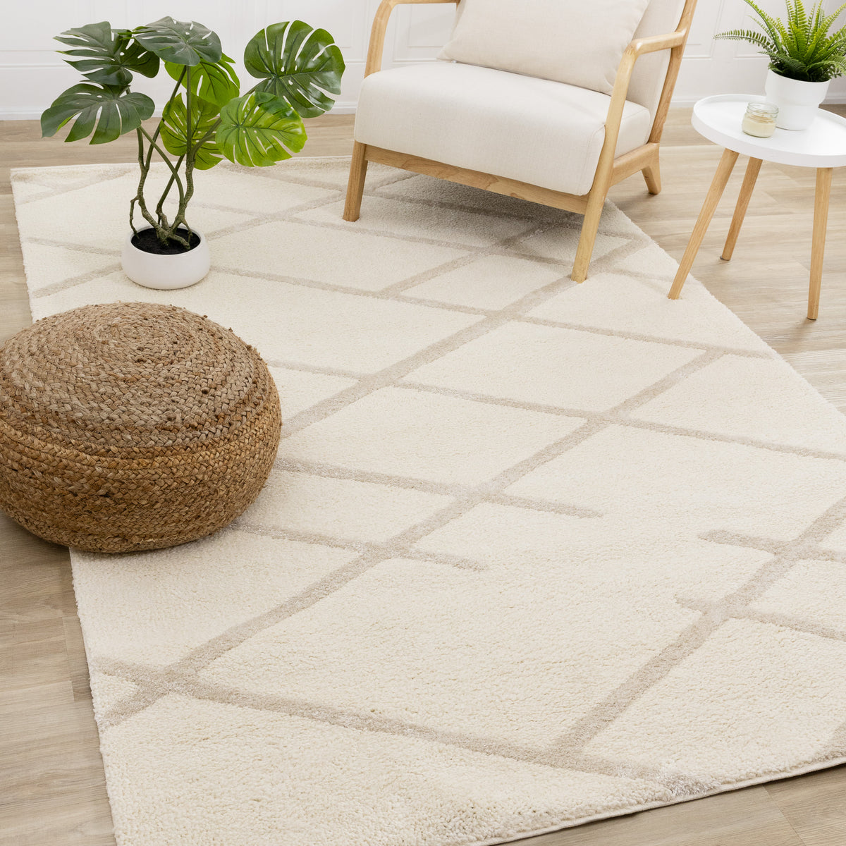 Tapis contemporain à motif treillis crème