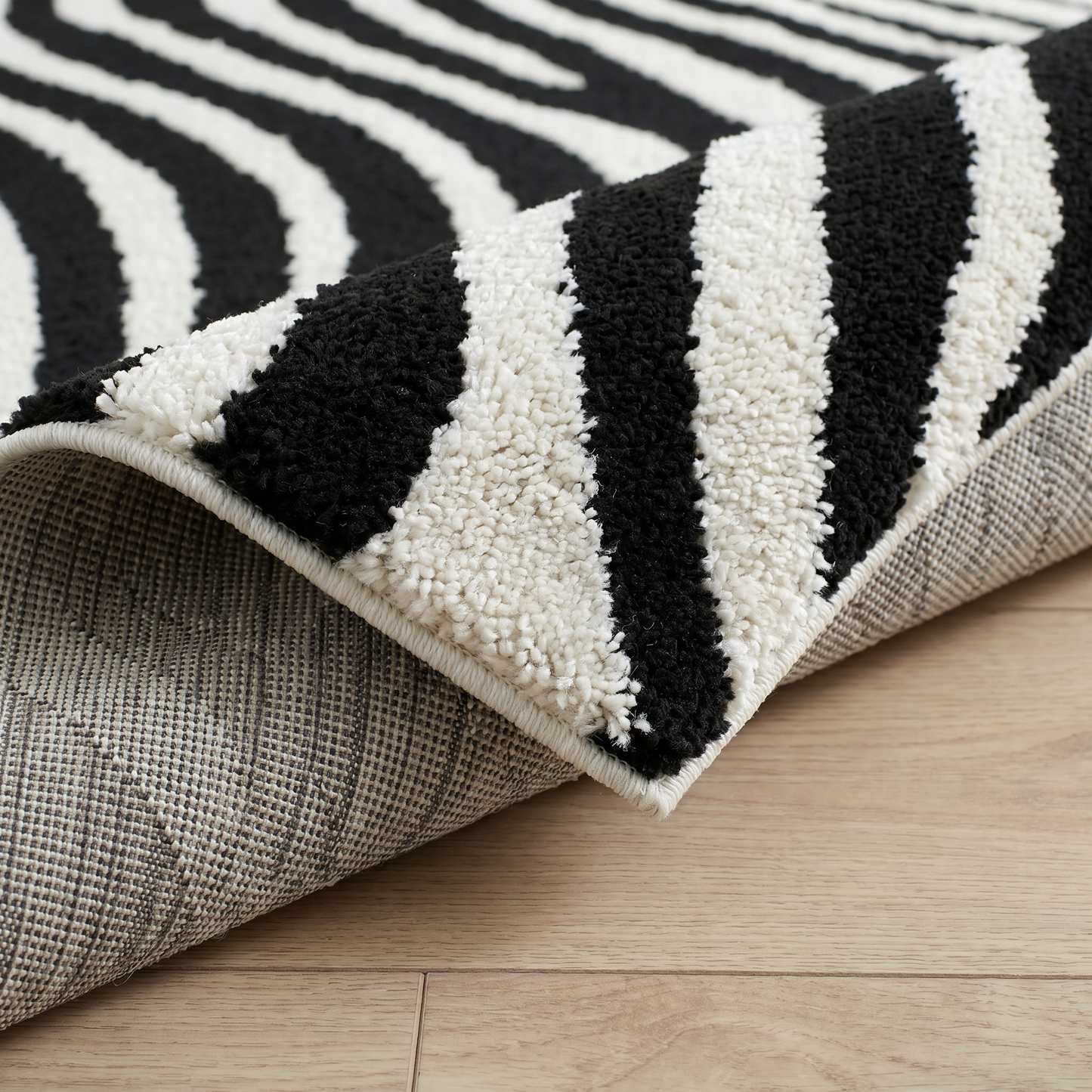 Alfombra Domus con estampado de cebra moderna en blanco y negro