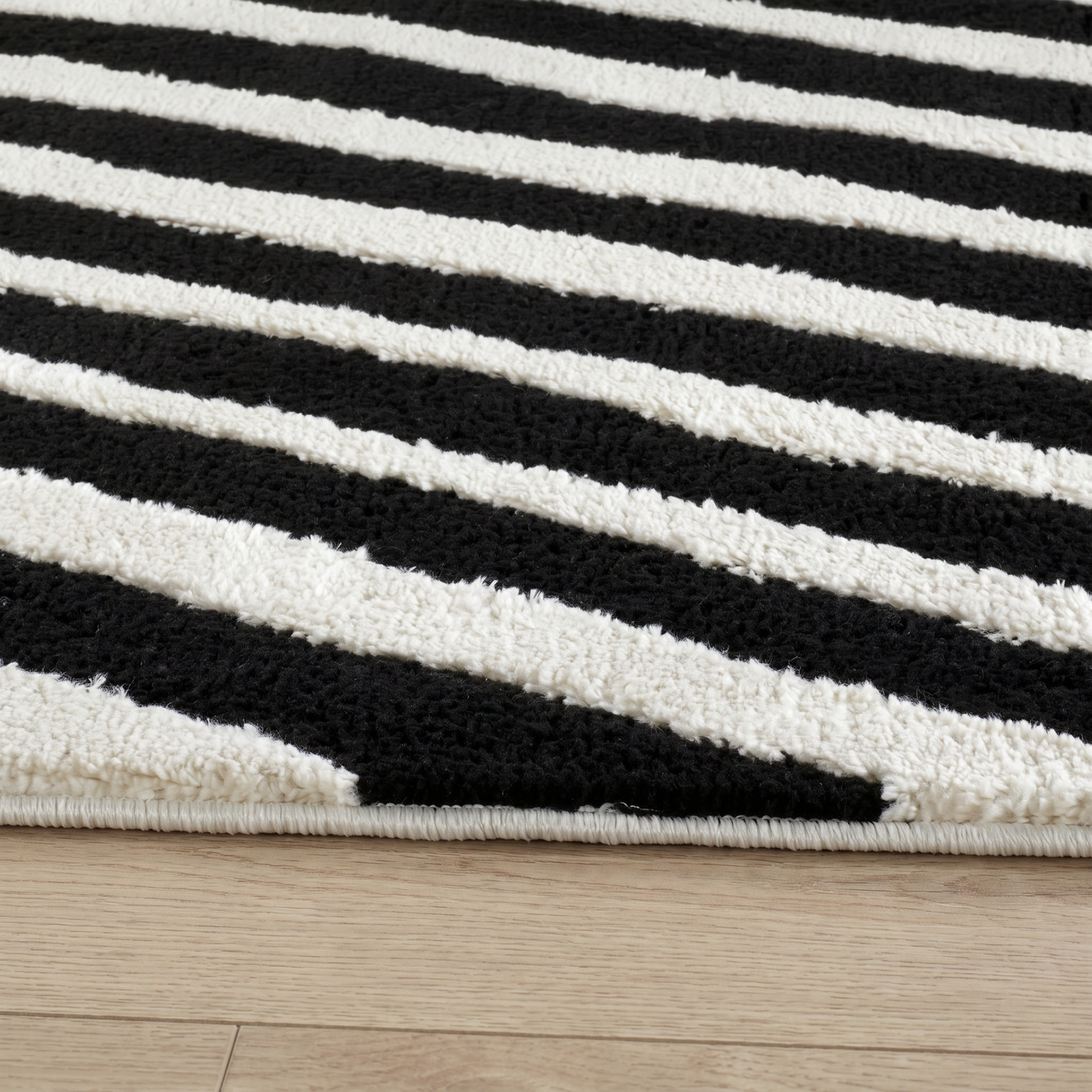 Alfombra Domus con estampado de cebra moderna en blanco y negro