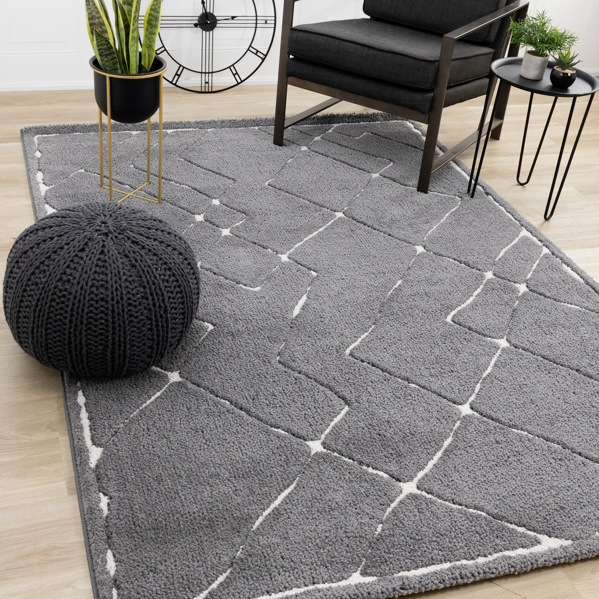 Tapis contemporain à motif treillis gris