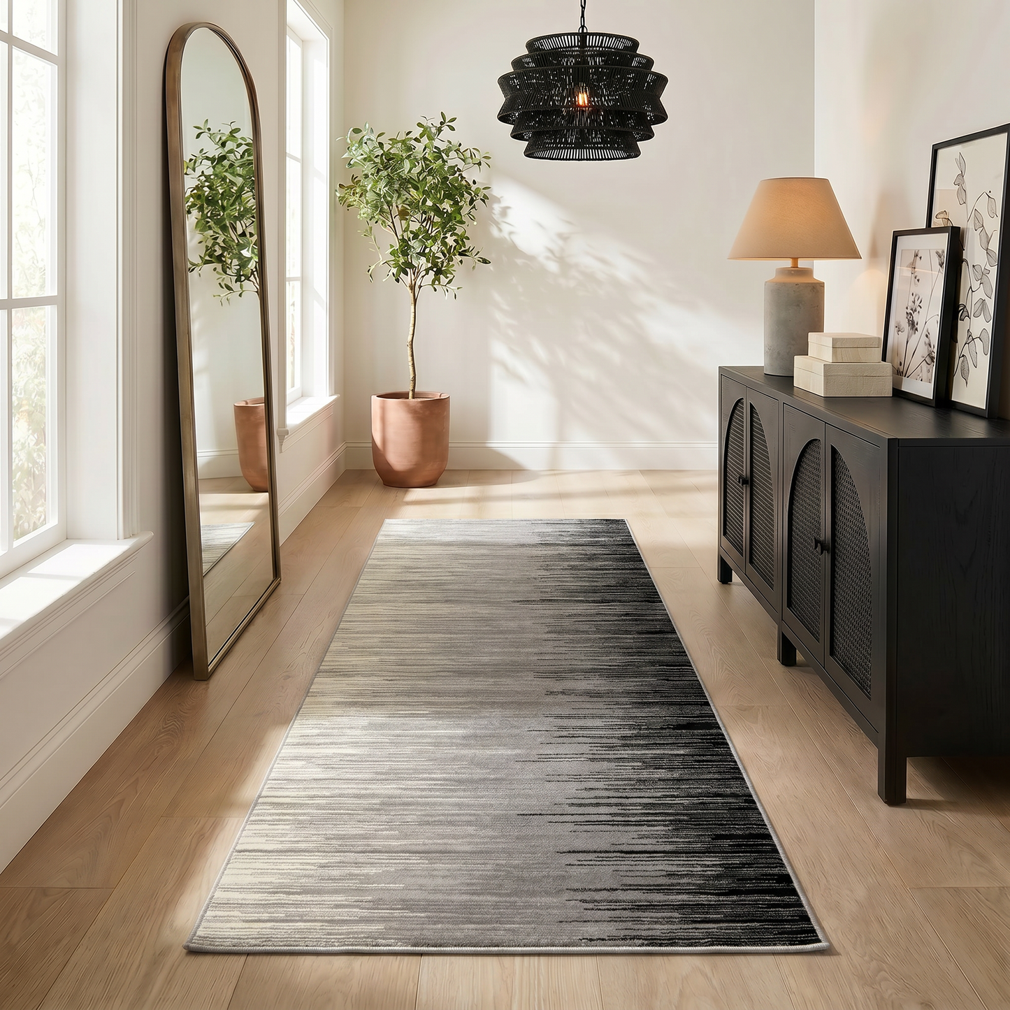 Alfombra negra con líneas abstractas de montaje