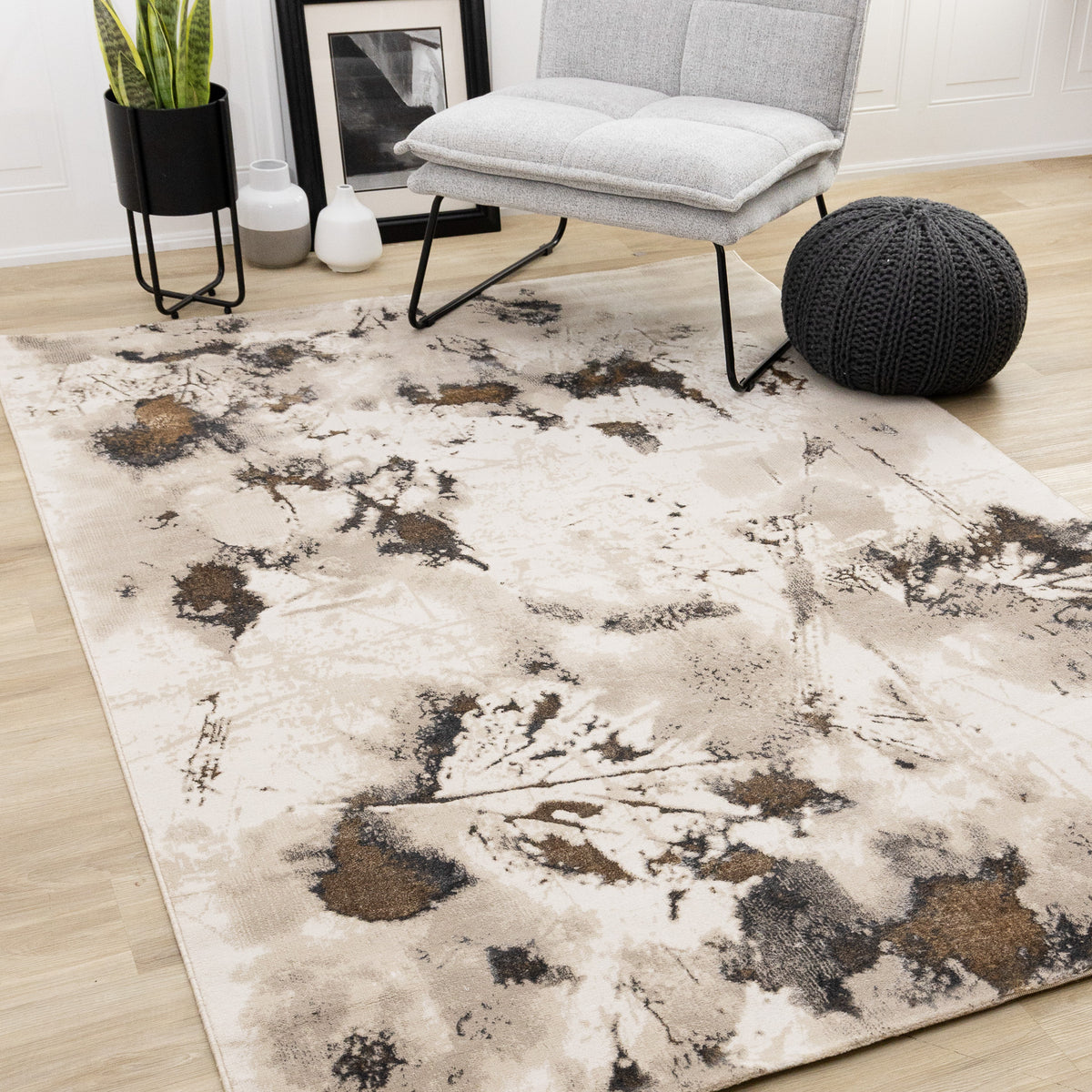 Tapis contemporain à motif botanique taupe vieilli