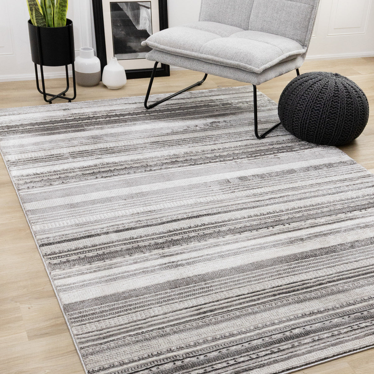 Tapis gris à rayures tribales contemporaines