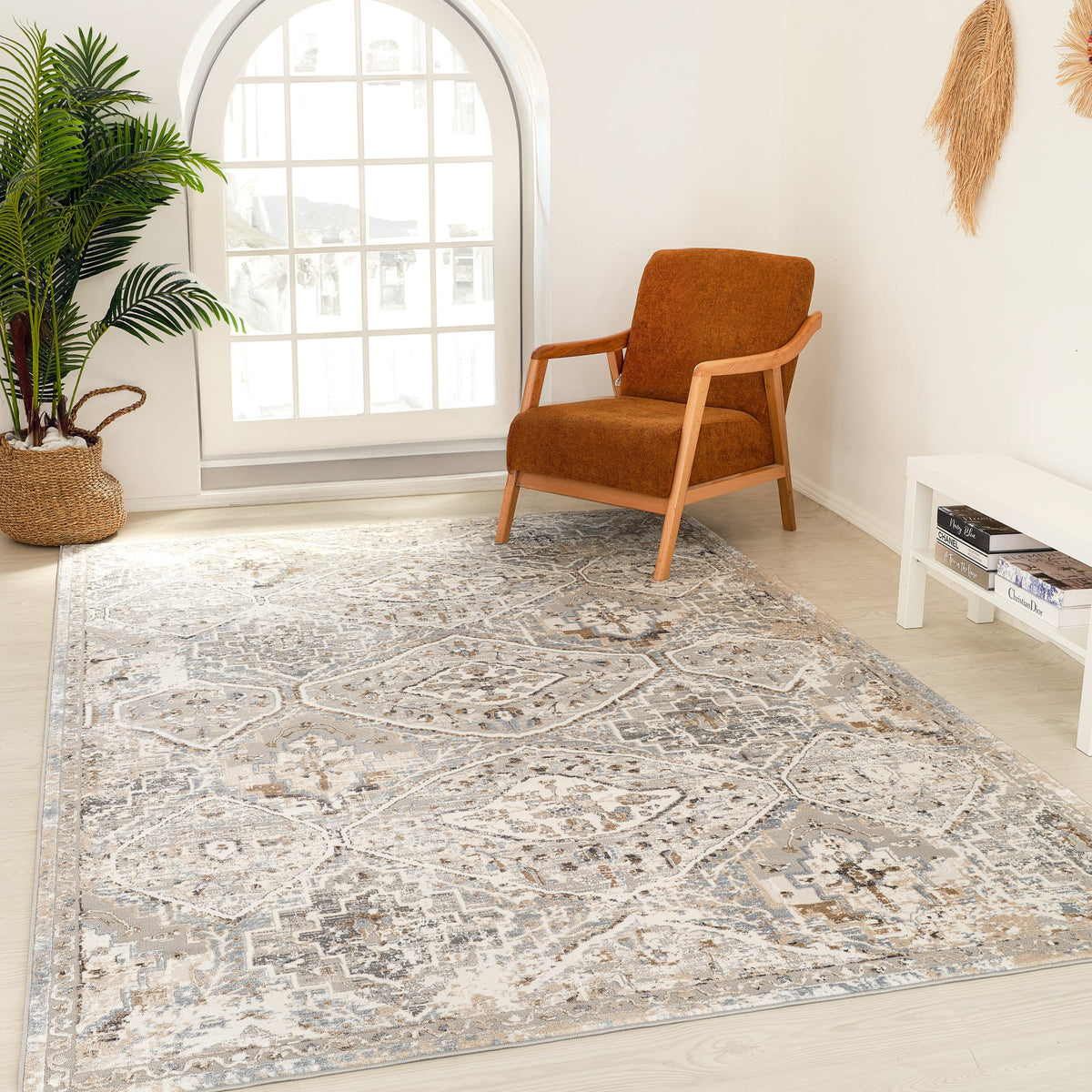Alfombra de interior tradicional Sukoon Diamond Medallion, gris y beige